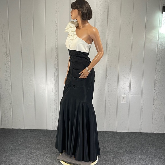 *Xscape by Joanna Chen Women's Black & White One Shoulder Dress Sz S - Picture 11 of 14